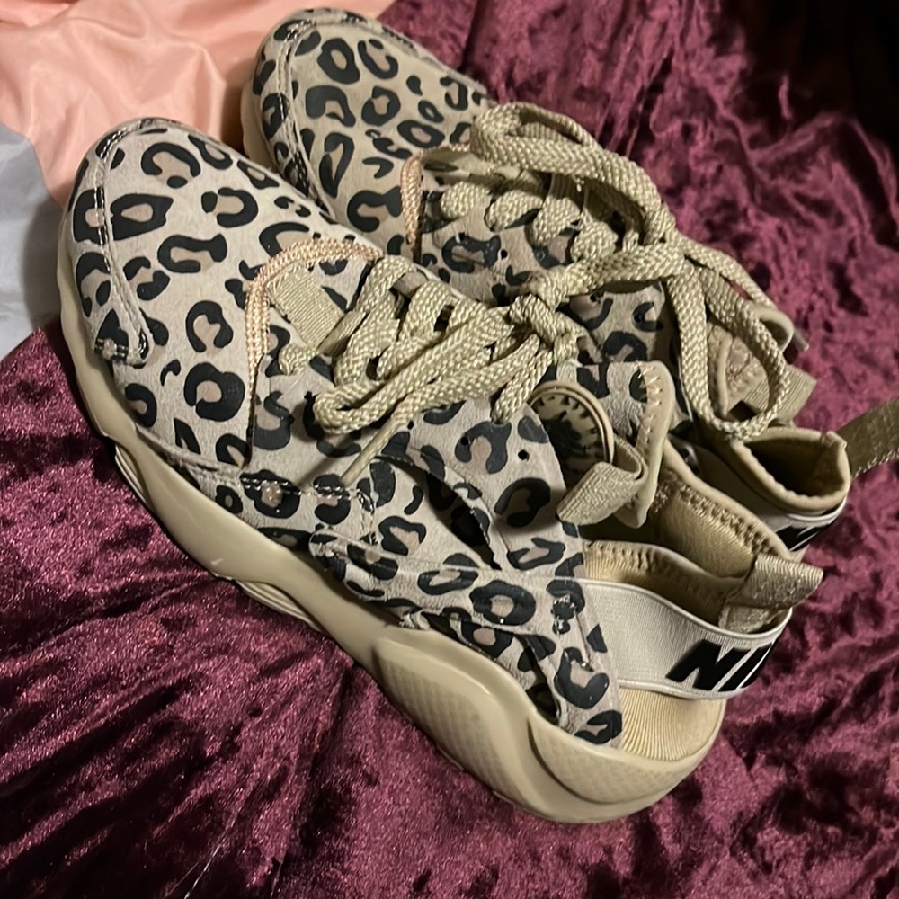 Big Girls size 4 leopard Nike Huaraches